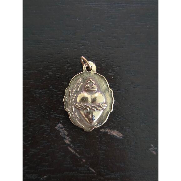 Vintage Our Lady of the Rosary Sacred Heart Medal Gold Tone Pendant Charm 1" - Picture 2 of 2